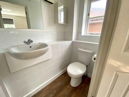 2 bed Flat for rent - Photo 4