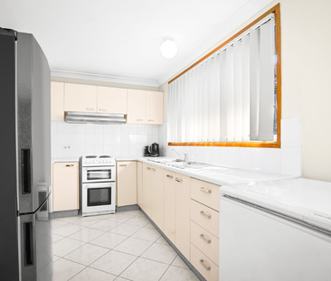 Neat & Tidy 3 Bed Home - Prime St Clair Location - Photo 3