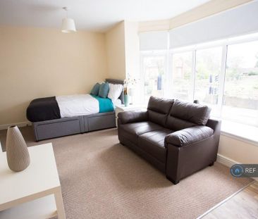 1 bedroom in a flat share to rent - Photo 4