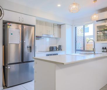 Spacious 4-Bed, 2-Bath Unit with Solar & Extra A/C | 2 Car Parks – ... - Photo 3