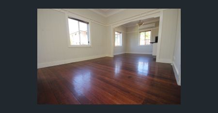 LARGE GARDEN to Enjoy and yes, it’s pet friendly! - Photo 2