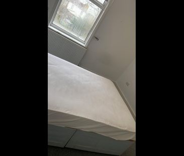 Room in a Shared House, Babington Road, NW4 - Photo 3