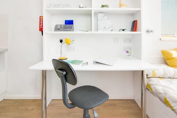 1 bedroom in a flat share to rent - Photo 1