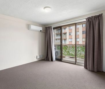 Bright One Bedroom Unit in Prime Queanbeyan Location - Photo 3