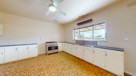 Large three bedroom home - Photo 2