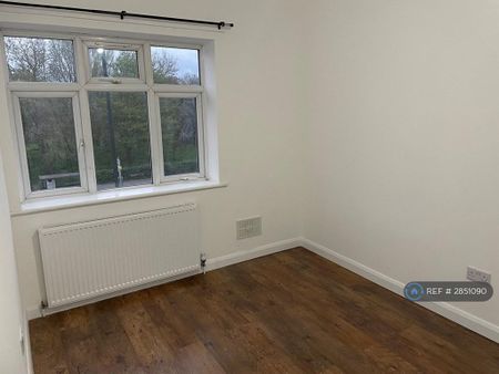 3 bedroom flat to rent - Photo 2