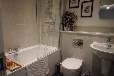 3 bedroom semi-detached house to rent - Photo 2