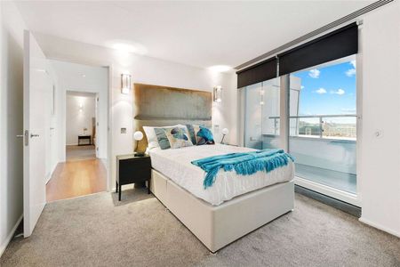 Three bedroom two level penthouse, spacious with spectacular views of the London Eye. - Photo 2