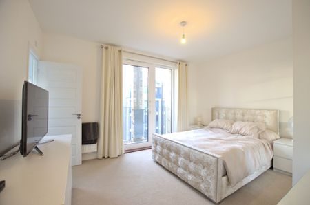 A modern presented, top floor, two bedroom apartment on the popular Trumpington Meadows development providing excellent access to Cambridge City Centre, Addenbrookes Hospital and the train station. - Photo 5