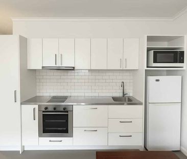 Inner City Living at it's best! - Photo 3