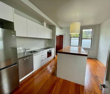 Large, bright, central apartment with 2 carparks! - Photo 3