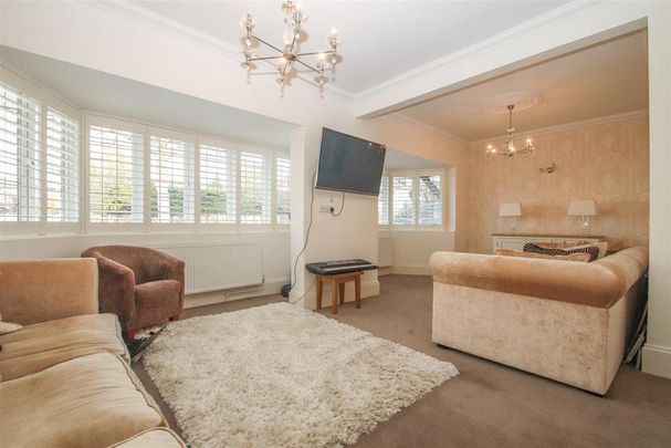 6 bedroom detached bungalow to rent - Photo 1