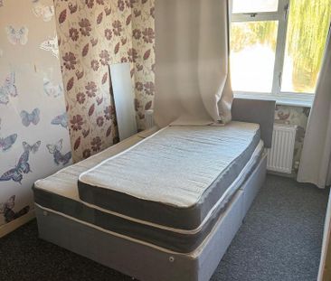 3 bedroom semi-detached house to rent - Photo 6