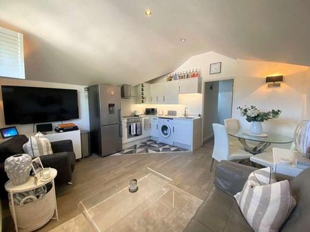 Barnway, Englefield Green, Egham, TW20 - Photo 2