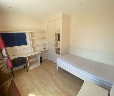 6 bedroom semi-detached house to rent - Photo 2