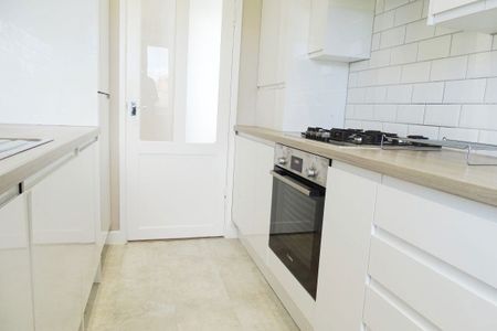To Let 3 Bed Flat - Photo 5