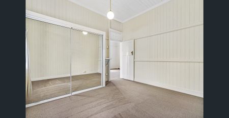 Queenslander style home in excellent location - Photo 2