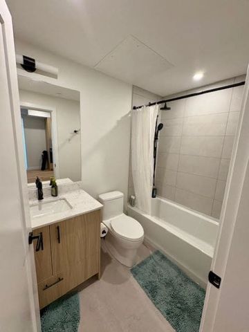 Stunning 3rd Floor unit – LAKESTONE - Photo 5