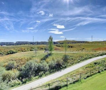 TOWNHOUSE IN NOLAN HILL WITH A HEATED DOUBLE-CAR GARAGE! - Photo 3