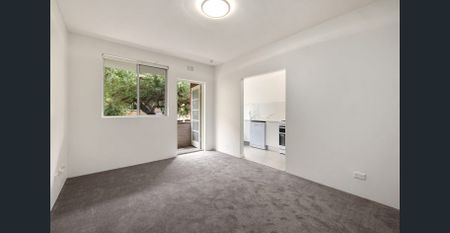 Completely renovated and spacious 2-bedroom apartment. - Photo 3