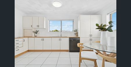 Spacious, stylish & superbly located - Photo 4