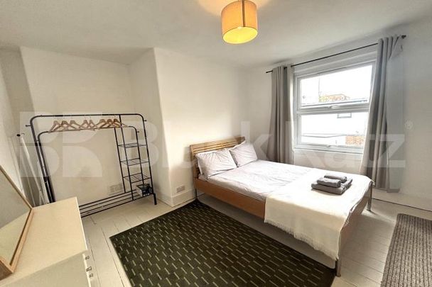 Stylish top floor period conversion - Photo 1