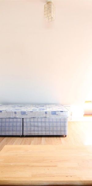 Kingsbridge Crescent, Southall - Photo 1