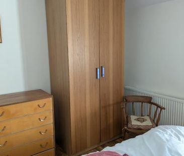 Double Room with own Bathroom and shared use of the Kitchen - Photo 3