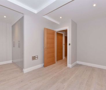 An immaculate one-bedroom top floor flat located in the heart of Ma... - Photo 1