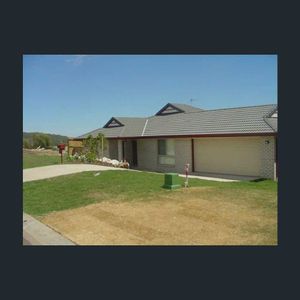 Glenvale Family Home Close to Schools and Shops - Photo 3