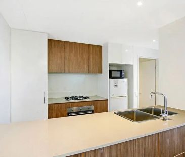 Modern 1 Bedroom Apartment with Private Balcony - Photo 2