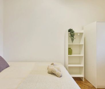Room in a shared 11-bedroom apartment for rent in Lisbon, suitable ... - Photo 4