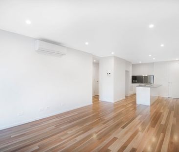 STUNNING, STYLISH GROUND FLOOR APARTMENT LIVING - Photo 2