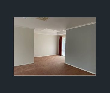 LARGE FAMILY HOME! - Photo 4