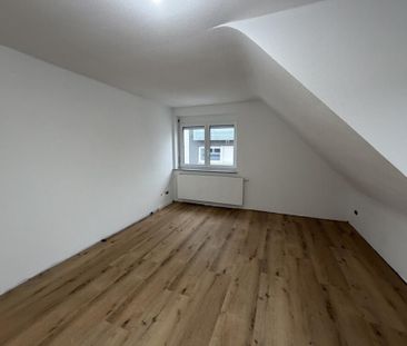 Modernisierte 4-Zimmer-Dachgeschosswohnung (ca. 76 m²) mit großem B... - Photo 2