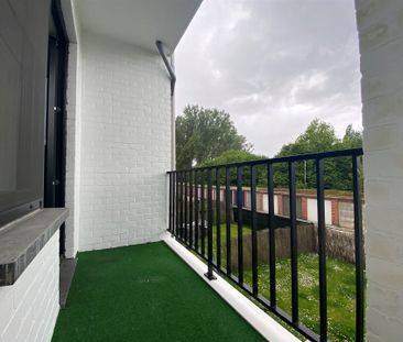 Prachtig gerenoveerd 2 slpk appartement met terras & garage! (Gedee... - Photo 1