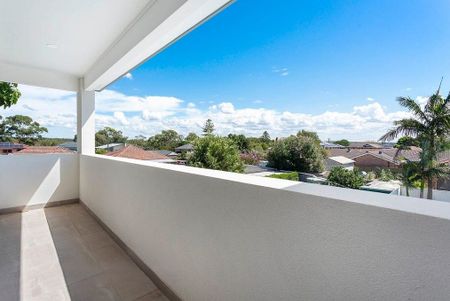 Luxuriously Designed, Stylish And Sun Kissed Executive Style Four Bedroom Family Oasis In A Blue Ribbon, Park-Side Location - Photo 2