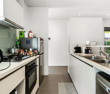 Register to Inspect // Light-Filled Town Residence with Private Cou... - Photo 3