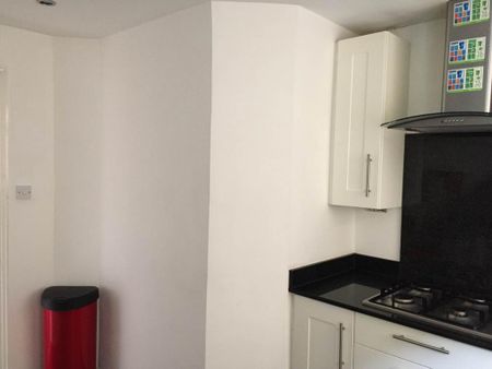 4 bedroom semi-detached house to rent - Photo 5