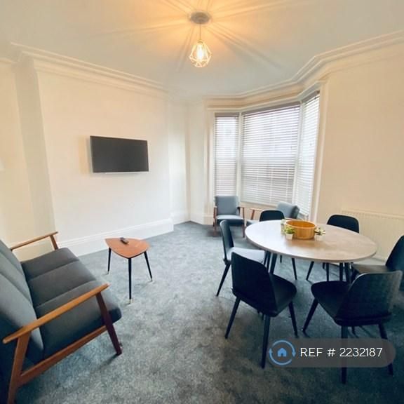 1 bedroom in a flat share to rent - Photo 1