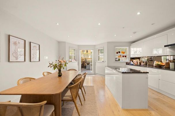 5 bedroom mews to rent - Photo 1