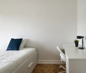 Room in a shared 9-bedroom apartment for rent in Lisbon, professionals only and smoking not allowed. - Photo 1