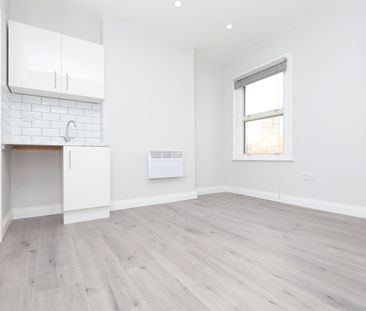 Studio Flat, Honley Road, SE6 - Photo 1