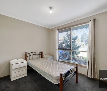 Stunning Family Home in Altona Meadows! - Photo 6