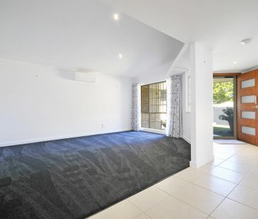 Spacious Family Living in a Convenient Elanora Location - Photo 4