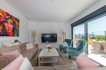 Modern villa with mountain views and private swimming pool in Alfaz del PI - Photo 5