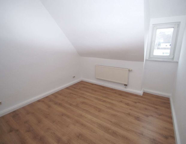 3-Zimmer-Wohnung im Dachgeschoß mit separater Küche und Dusche, renoviert, ab sofort - Photo 1