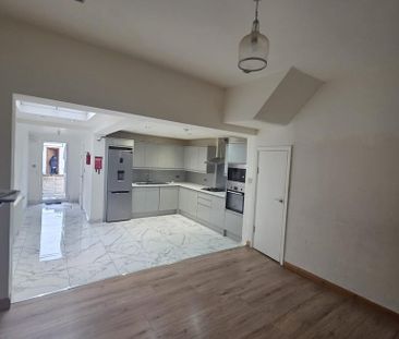 3 bedroom terraced house to rent - Photo 5