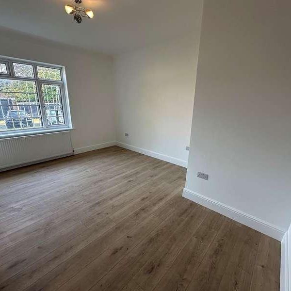 Edgwarebury Lane, Edgware, HA8 - Photo 1