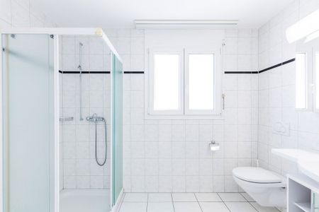 Grosszügige und moderne 2.5 Zimmer-Wohnung im 1. OG - Photo 3